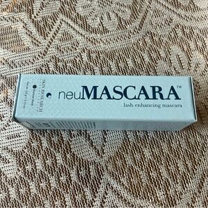 neuMASCARA Lash Enhancing Mascara black/ brand new
Paraben-free; phthalate-free;